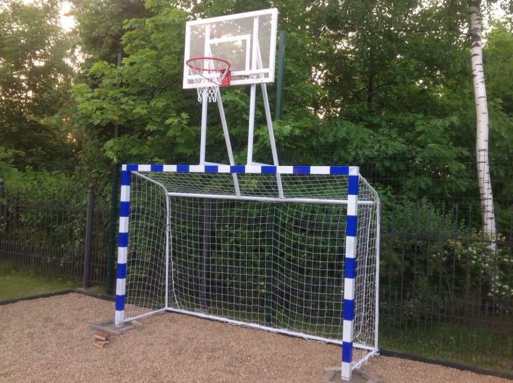Ворота с баскетбольным щитом из оргстекла с удлиненными штангами и стаканами  Pioner A13845